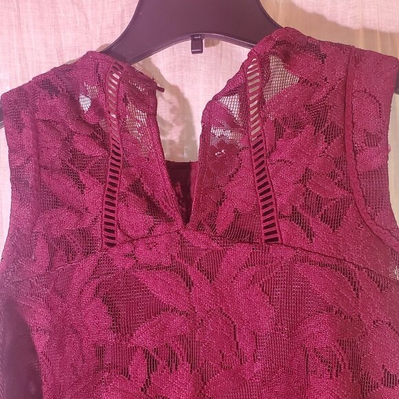 NWOT Fun Floral Burgundy Lace Swing Top by Xhilaration - Picture 2 of 7